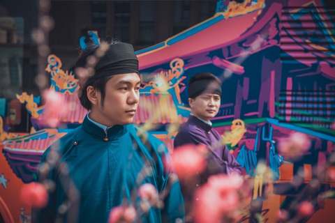 Một dàn bạn trẻ áo dài ngũ thân nam lịch lãm ra phố, nhiều người trầm trồ - Ảnh 10. Một dàn bạn trẻ áo dài ngũ thân nam lịch lãm ra phố, nhiều người trầm trồ - Ảnh 10.