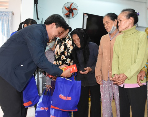 Khi Tết đến với hai mẹ con 94 và 62 tuổi, mắt họ rưng rưng... - Ảnh 4. Khi Tết đến với hai mẹ con 94 và 62 tuổi, mắt họ rưng rưng... - Ảnh 4.