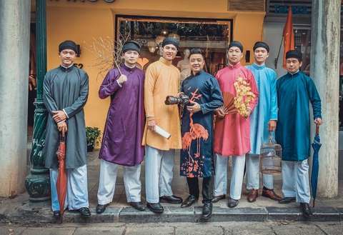 Một dàn bạn trẻ áo dài ngũ thân nam lịch lãm ra phố, nhiều người trầm trồ - Ảnh 11. Một dàn bạn trẻ áo dài ngũ thân nam lịch lãm ra phố, nhiều người trầm trồ - Ảnh 11.