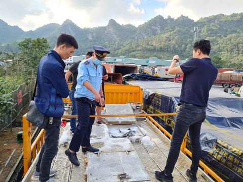 Cá tầm Trung Quốc lậu tràn lan ở chợ đầu mối Hà Nội và TP.HCM - Ảnh 1. Cá tầm Trung Quốc lậu tràn lan ở chợ đầu mối Hà Nội và TP.HCM - Ảnh 1.