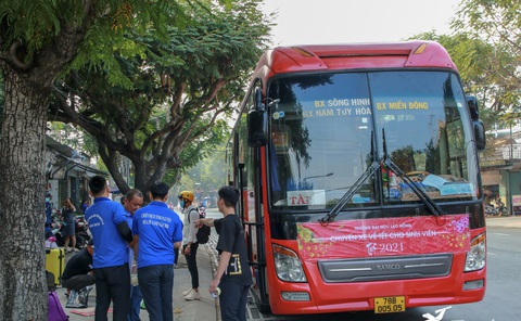 Những chuyến xe đưa sinh viên về quê ăn tết bắt đầu lăn bánh - Ảnh 4. Những chuyến xe đưa sinh viên về quê ăn tết bắt đầu lăn bánh - Ảnh 4.