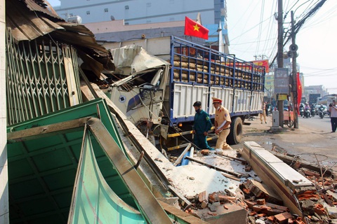 7 xe va chạm liên hoàn trên quốc lộ 1, 1 căn nhà bị tông sập - Ảnh 1. 7 xe va chạm liên hoàn trên quốc lộ 1, 1 căn nhà bị tông sập - Ảnh 1.