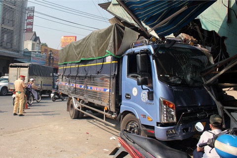 7 xe va chạm liên hoàn trên quốc lộ 1, 1 căn nhà bị tông sập - Ảnh 2. 7 xe va chạm liên hoàn trên quốc lộ 1, 1 căn nhà bị tông sập - Ảnh 2.