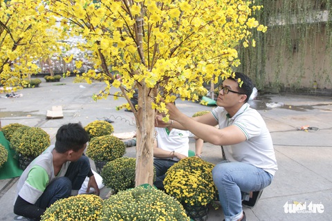 Lễ hội Tết Việt chưa bắt đầu, nhiều bạn gái đã xúng xính váy áo với đường mai - Ảnh 7. Lễ hội Tết Việt chưa bắt đầu, nhiều bạn gái đã xúng xính váy áo với đường mai - Ảnh 7.