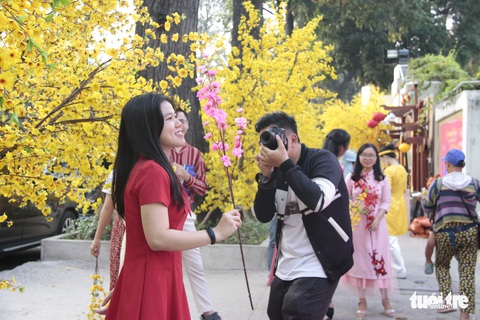 Lễ hội Tết Việt chưa bắt đầu, nhiều bạn gái đã xúng xính váy áo với đường mai - Ảnh 12. Lễ hội Tết Việt chưa bắt đầu, nhiều bạn gái đã xúng xính váy áo với đường mai - Ảnh 12.