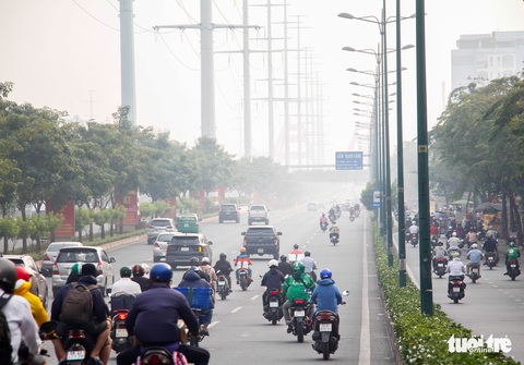 TP.HCM lại sương mù dày đặc - Ảnh 6. TP.HCM lại sương mù dày đặc - Ảnh 6.