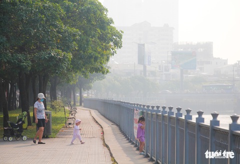 TP.HCM lại sương mù dày đặc - Ảnh 1. TP.HCM lại sương mù dày đặc - Ảnh 1.