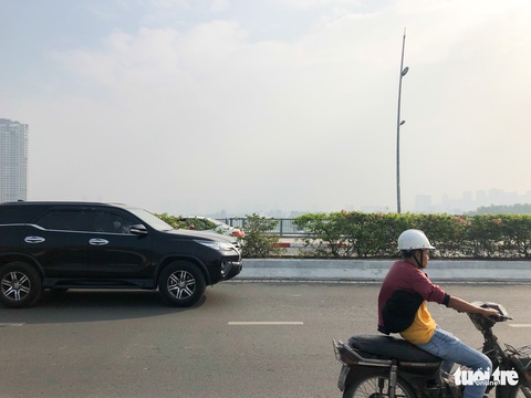 TP.HCM lại sương mù dày đặc - Ảnh 7. TP.HCM lại sương mù dày đặc - Ảnh 7.