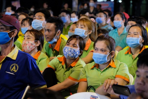 Tôi nhận vé về quê, mừng phát khóc, hai con ở nhà đang chờ mẹ - Ảnh 2. Tôi nhận vé về quê, mừng phát khóc, hai con ở nhà đang chờ mẹ - Ảnh 2.