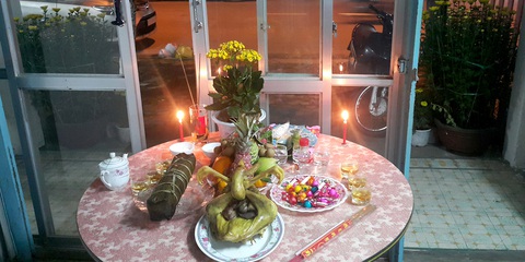 Tết xưa - Tết nay: Nhớ mâm cơm tết của ba - lần duy nhất trong năm có thịt gà - Ảnh 1. Tết xưa - Tết nay: Nhớ mâm cơm tết của ba - lần duy nhất trong năm có thịt gà - Ảnh 1.