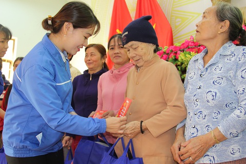 Tuổi Trẻ đã mang tết về sớm cho chúng tôi - Ảnh 2. Tuổi Trẻ đã mang tết về sớm cho chúng tôi - Ảnh 2.
