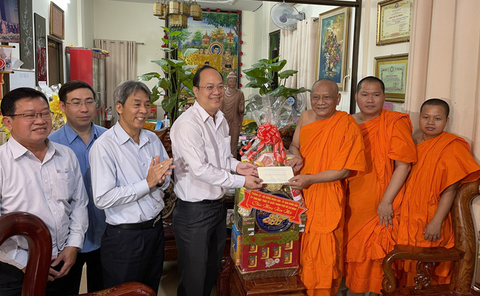 Lãnh đạo TP.HCM chúc tết tôn giáo, gia đình có công, lao động khó khăn - Ảnh 4. Lãnh đạo TP.HCM chúc tết tôn giáo, gia đình có công, lao động khó khăn - Ảnh 4.