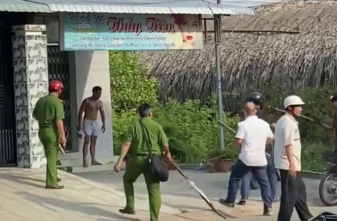 Bắt thanh niên nghi ngáo đá xông vào quán cà phê chém trọng thương 3 người - Ảnh 1. Bắt thanh niên nghi ngáo đá xông vào quán cà phê chém trọng thương 3 người - Ảnh 1.