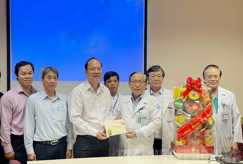 Lãnh đạo TP.HCM chúc tết tôn giáo, gia đình có công, lao động khó khăn - Ảnh 2. Lãnh đạo TP.HCM chúc tết tôn giáo, gia đình có công, lao động khó khăn - Ảnh 2.