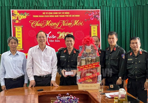 Lãnh đạo TP.HCM chúc tết tôn giáo, gia đình có công, lao động khó khăn - Ảnh 1. Lãnh đạo TP.HCM chúc tết tôn giáo, gia đình có công, lao động khó khăn - Ảnh 1.