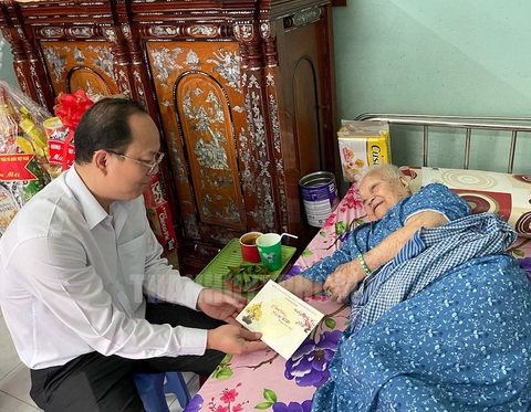 Lãnh đạo TP.HCM chúc tết tôn giáo, gia đình có công, lao động khó khăn - Ảnh 3. Lãnh đạo TP.HCM chúc tết tôn giáo, gia đình có công, lao động khó khăn - Ảnh 3.