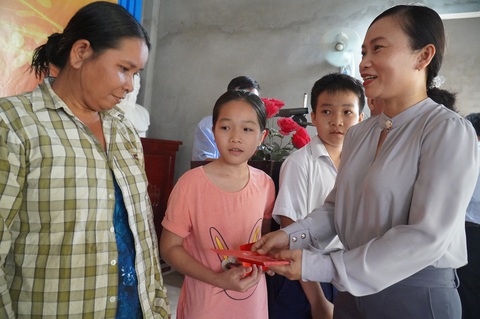 Tiền lì xì của Tuổi Trẻ tui chia đôi, mua đồ tết với mua sách vở cho cháu - Ảnh 4. Tiền lì xì của Tuổi Trẻ tui chia đôi, mua đồ tết với mua sách vở cho cháu - Ảnh 4.