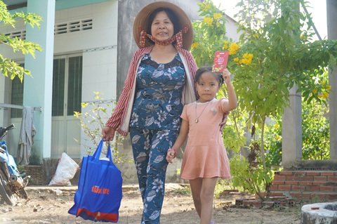 Tiền lì xì của Tuổi Trẻ tui chia đôi, mua đồ tết với mua sách vở cho cháu - Ảnh 1. Tiền lì xì của Tuổi Trẻ tui chia đôi, mua đồ tết với mua sách vở cho cháu - Ảnh 1.
