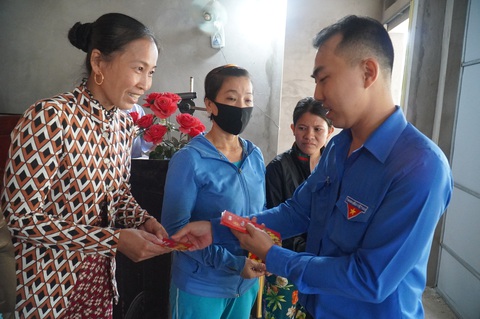 Tiền lì xì của Tuổi Trẻ tui chia đôi, mua đồ tết với mua sách vở cho cháu - Ảnh 5. Tiền lì xì của Tuổi Trẻ tui chia đôi, mua đồ tết với mua sách vở cho cháu - Ảnh 5.