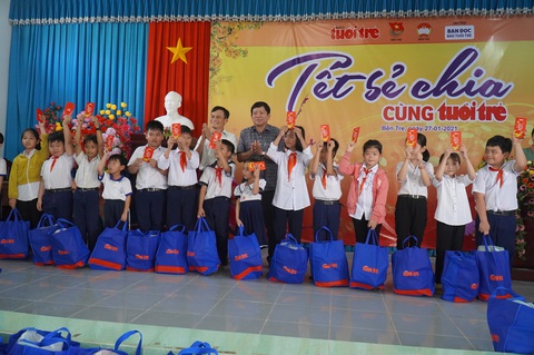 Tiền lì xì của Tuổi Trẻ tui chia đôi, mua đồ tết với mua sách vở cho cháu - Ảnh 7. Tiền lì xì của Tuổi Trẻ tui chia đôi, mua đồ tết với mua sách vở cho cháu - Ảnh 7.