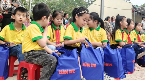 300 suất quà Tết sẻ chia cùng Tuổi Trẻ đến với học trò vùng cao Thanh Hóa - Ảnh 5. 300 suất quà Tết sẻ chia cùng Tuổi Trẻ đến với học trò vùng cao Thanh Hóa - Ảnh 5.