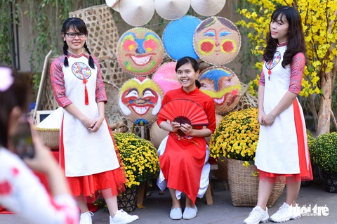 Văn nghệ sĩ diện áo mới du xuân lễ hội Tết Việt Tân Sửu 2021 - Ảnh 11. Văn nghệ sĩ diện áo mới du xuân lễ hội Tết Việt Tân Sửu 2021 - Ảnh 11.