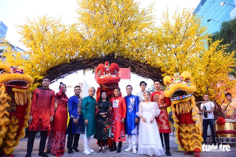 Văn nghệ sĩ diện áo mới du xuân lễ hội Tết Việt Tân Sửu 2021 - Ảnh 1. Văn nghệ sĩ diện áo mới du xuân lễ hội Tết Việt Tân Sửu 2021 - Ảnh 1.