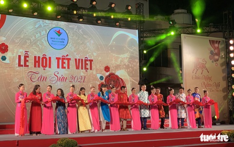 Văn nghệ sĩ diện áo mới du xuân lễ hội Tết Việt Tân Sửu 2021 - Ảnh 7. Văn nghệ sĩ diện áo mới du xuân lễ hội Tết Việt Tân Sửu 2021 - Ảnh 7.