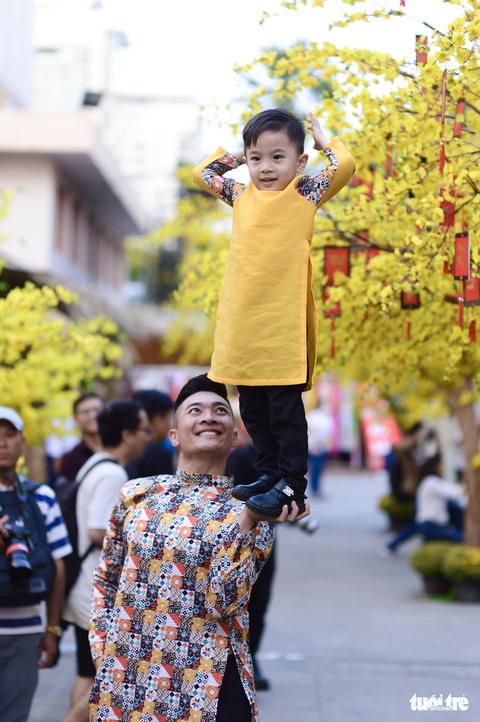 Văn nghệ sĩ diện áo mới du xuân lễ hội Tết Việt Tân Sửu 2021 - Ảnh 6. Văn nghệ sĩ diện áo mới du xuân lễ hội Tết Việt Tân Sửu 2021 - Ảnh 6.