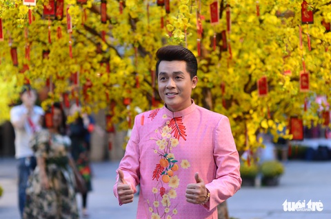 Văn nghệ sĩ diện áo mới du xuân lễ hội Tết Việt Tân Sửu 2021 - Ảnh 9. Văn nghệ sĩ diện áo mới du xuân lễ hội Tết Việt Tân Sửu 2021 - Ảnh 9.