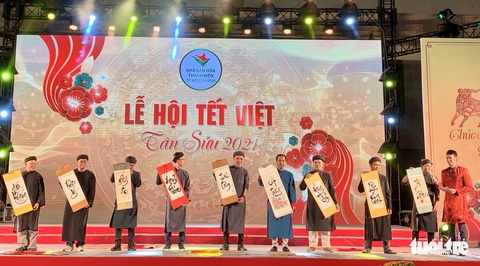 Văn nghệ sĩ diện áo mới du xuân lễ hội Tết Việt Tân Sửu 2021 - Ảnh 8. Văn nghệ sĩ diện áo mới du xuân lễ hội Tết Việt Tân Sửu 2021 - Ảnh 8.