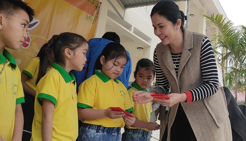 300 suất quà Tết sẻ chia cùng Tuổi Trẻ đến với học trò vùng cao Thanh Hóa - Ảnh 3. 300 suất quà Tết sẻ chia cùng Tuổi Trẻ đến với học trò vùng cao Thanh Hóa - Ảnh 3.