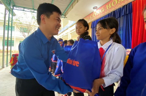 Tết sẻ chia với học sinh, sinh viên vùng bão lũ Quảng Nam - Ảnh 1. Tết sẻ chia với học sinh, sinh viên vùng bão lũ Quảng Nam - Ảnh 1.