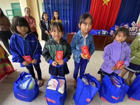 Tết sẻ chia với học sinh, sinh viên vùng bão lũ Quảng Nam - Ảnh 3. Tết sẻ chia với học sinh, sinh viên vùng bão lũ Quảng Nam - Ảnh 3.