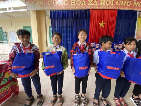Tết sẻ chia với học sinh, sinh viên vùng bão lũ Quảng Nam - Ảnh 5. Tết sẻ chia với học sinh, sinh viên vùng bão lũ Quảng Nam - Ảnh 5.