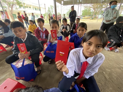 Tết sẻ chia với học sinh, sinh viên vùng bão lũ Quảng Nam - Ảnh 2. Tết sẻ chia với học sinh, sinh viên vùng bão lũ Quảng Nam - Ảnh 2.