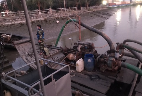 Cát tặc rút lỗ lù đánh chìm ghe, nhảy sông trốn cảnh sát - Ảnh 1. Cát tặc rút lỗ lù đánh chìm ghe, nhảy sông trốn cảnh sát - Ảnh 1.