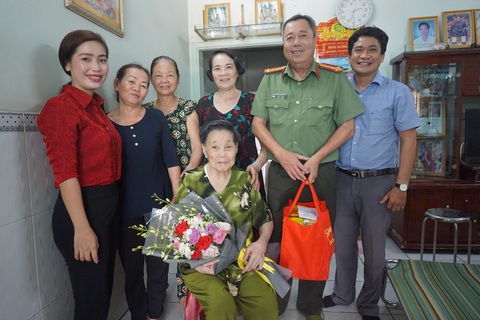 Bí quyết răng còn nguyên của cụ bà 100 tuổi ở TP.HCM - Ảnh 2. Bí quyết răng còn nguyên của cụ bà 100 tuổi ở TP.HCM - Ảnh 2.