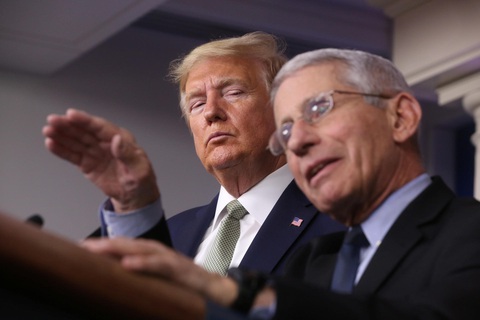 TS Fauci tiết lộ hậu trường cách chống dịch COVID-19 thời ông Trump - Ảnh 1. TS Fauci tiết lộ hậu trường cách chống dịch COVID-19 thời ông Trump - Ảnh 1.