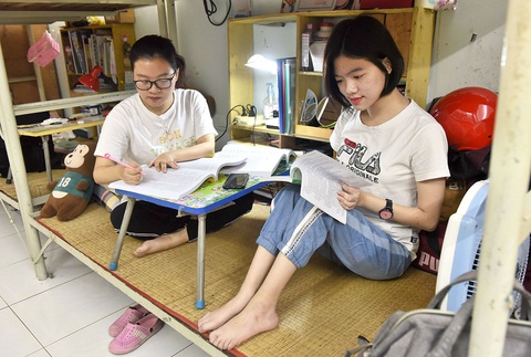 Hai chị em khuyết tật ở giảng đường sư phạm - Ảnh 1. Hai chị em khuyết tật ở giảng đường sư phạm - Ảnh 1.