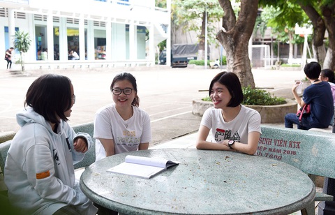 Hai chị em khuyết tật ở giảng đường sư phạm - Ảnh 5. Hai chị em khuyết tật ở giảng đường sư phạm - Ảnh 5.