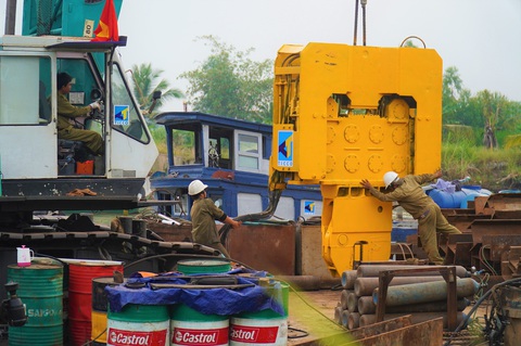 Nước mặn đã ảnh hưởng đến nhà máy nước, đắp 8 đập để trữ ngọt - Ảnh 2. Nước mặn đã ảnh hưởng đến nhà máy nước, đắp 8 đập để trữ ngọt - Ảnh 2.