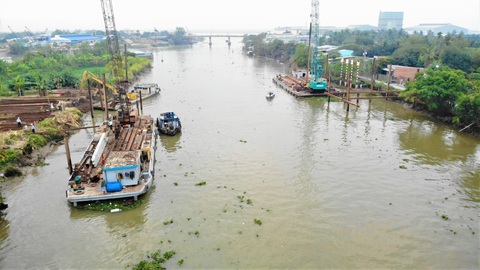 Nước mặn đã ảnh hưởng đến nhà máy nước, đắp 8 đập để trữ ngọt - Ảnh 3. Nước mặn đã ảnh hưởng đến nhà máy nước, đắp 8 đập để trữ ngọt - Ảnh 3.