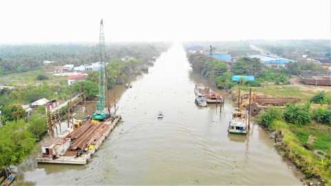 Nước mặn đã ảnh hưởng đến nhà máy nước, đắp 8 đập để trữ ngọt - Ảnh 1. Nước mặn đã ảnh hưởng đến nhà máy nước, đắp 8 đập để trữ ngọt - Ảnh 1.