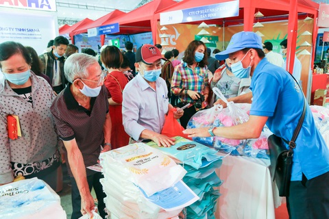 Trao gần 4.000 phiếu mua hàng miễn phí cho bà con sắm Tết Tân Sửu - Ảnh 3. Trao gần 4.000 phiếu mua hàng miễn phí cho bà con sắm Tết Tân Sửu - Ảnh 3.