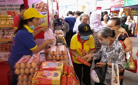 Trao gần 4.000 phiếu mua hàng miễn phí cho bà con sắm Tết Tân Sửu - Ảnh 6. Trao gần 4.000 phiếu mua hàng miễn phí cho bà con sắm Tết Tân Sửu - Ảnh 6.