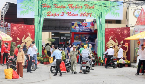 Trao gần 4.000 phiếu mua hàng miễn phí cho bà con sắm Tết Tân Sửu - Ảnh 7. Trao gần 4.000 phiếu mua hàng miễn phí cho bà con sắm Tết Tân Sửu - Ảnh 7.
