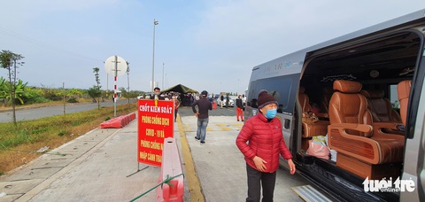 Đám cưới đi đón dâu tới sát nhà cô dâu phải quay về vì COVID-19 - Ảnh 2. Đám cưới đi đón dâu tới sát nhà cô dâu phải quay về vì COVID-19 - Ảnh 2.