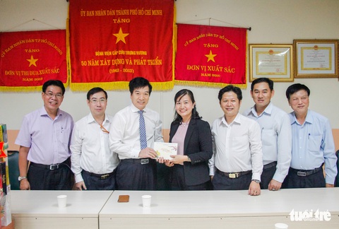 HĐND TP.HCM thăm, tặng quà chúc tết các bệnh viện tại TP - Ảnh 1. HĐND TP.HCM thăm, tặng quà chúc tết các bệnh viện tại TP - Ảnh 1.