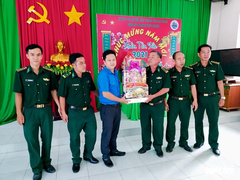 Thăm và tặng quà cho 177 chốt phòng chống dịch ở An Giang - Ảnh 1. Thăm và tặng quà cho 177 chốt phòng chống dịch ở An Giang - Ảnh 1.
